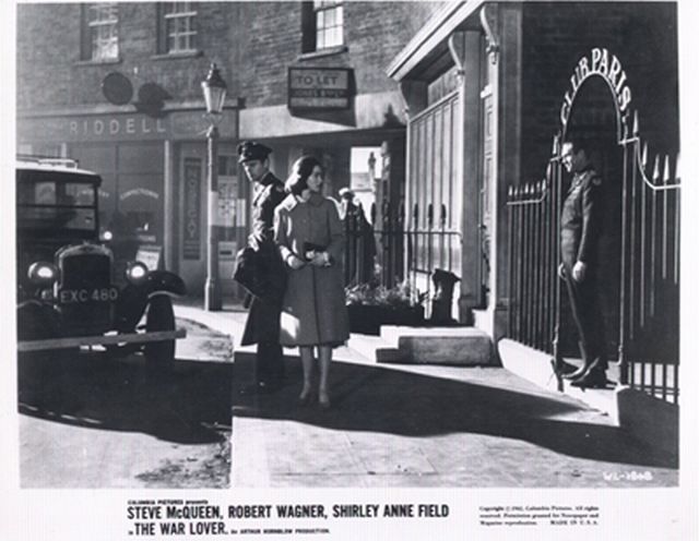 Shirley Anne Field (as Daphne), Robert Wagner (as Bo) and Steve McQueen (as Buzz Rickson), in the street.